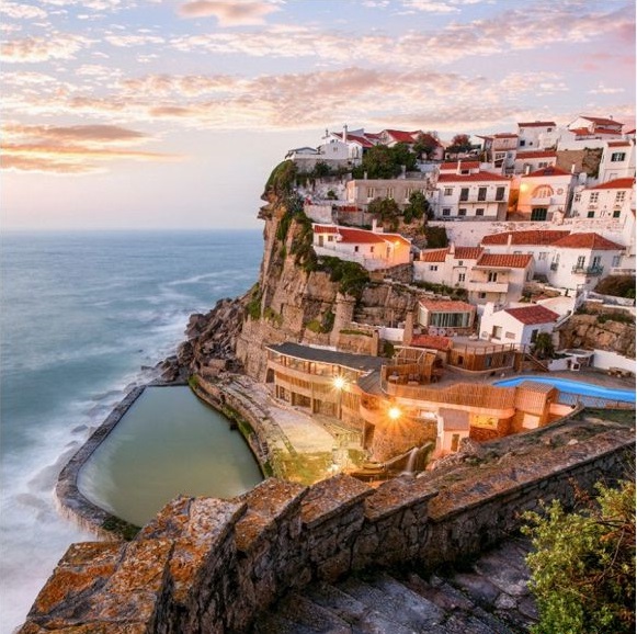 Thị trấn Azenhas do Mar, Bồ Đào Nha nổi tiếng nhờ những quần thể nhà nằm sát vách đá bên bờ biển.